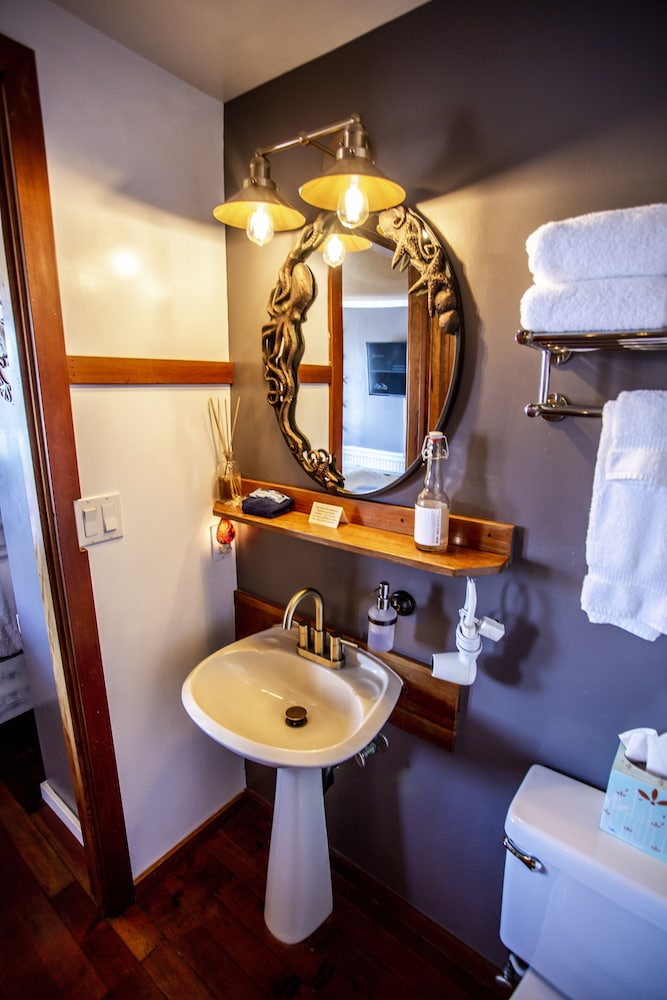 The Newport Belle, Riverboat Bed and Breakfast by null