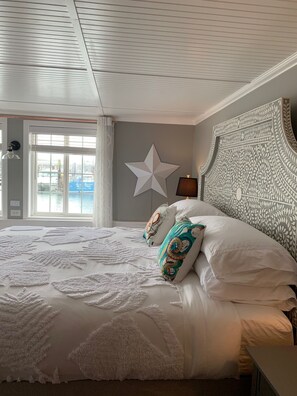Premier Double Room (Stateroom 2) | Egyptian cotton sheets, premium bedding, memory-foam beds - The Newport Belle (Newport)