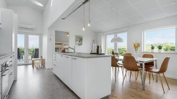 Køleskab, kogeplade, opvaskemaskine, kaffe-/temaskine