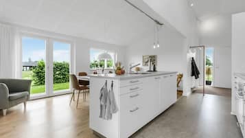 Een koelkast, een kookplaat, een vaatwasser