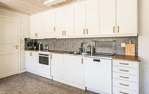 Fridge, microwave, oven, stovetop - Lovely home in Idkerberget (Idkerberget)