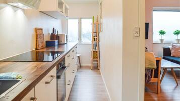 Wasserkocher mit Kaffee-/Teezubehör, Kühlschrank, Mikrowelle, Ofen