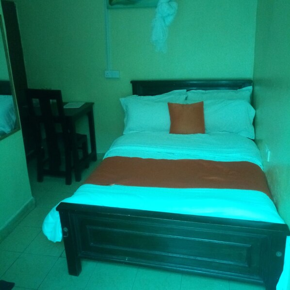 مكتب وواي فاي مجانًا وملاءات أسرّة