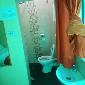 Single Room | Bathroom | Shower, rainfall showerhead, free toiletries, towels - Longonot Inn (Mai Mahiu)