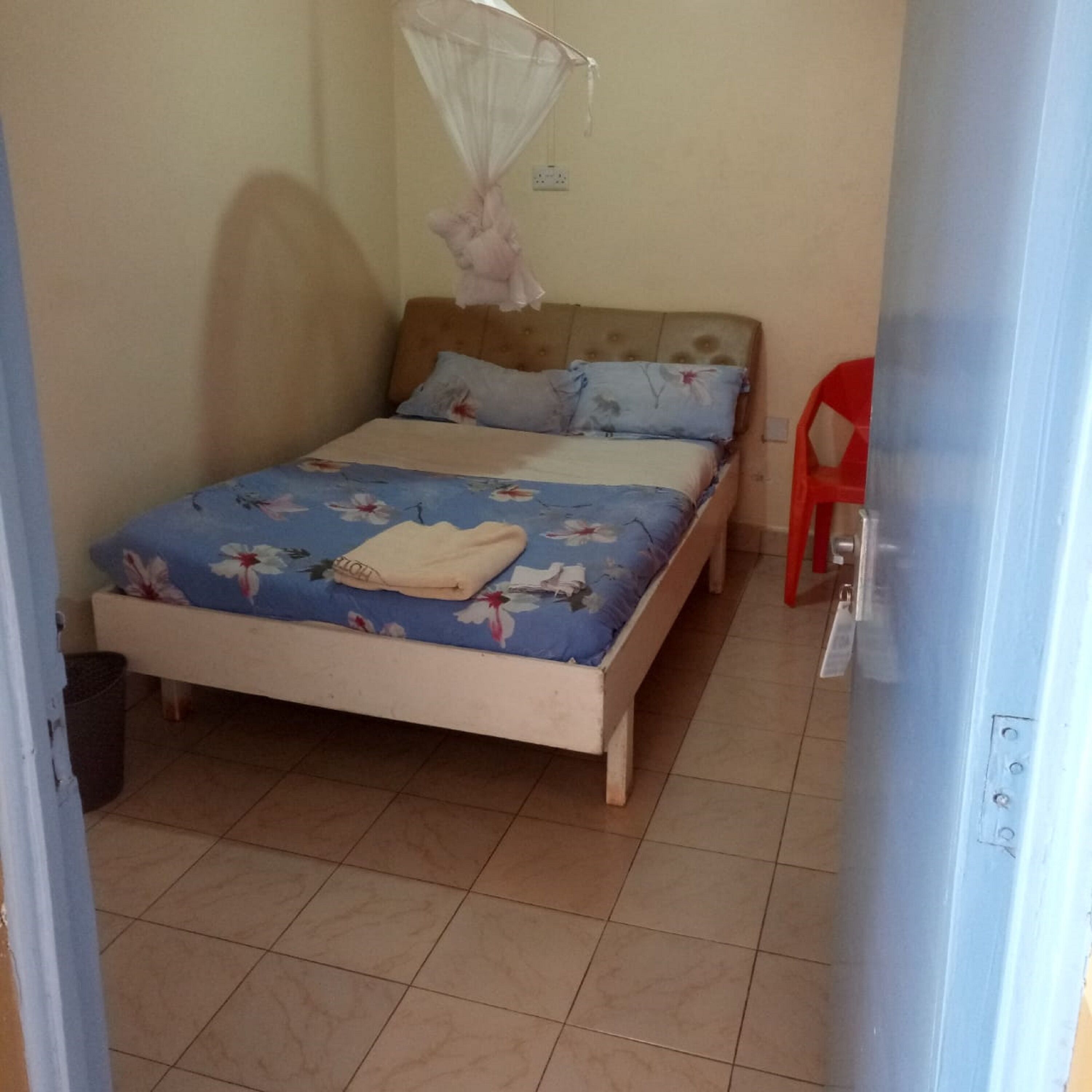 single room | desk, blackout curtains, free wifi, bed sheets
