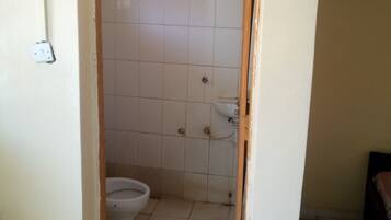 Single Room | Bathroom | Shower, rainfall showerhead, towels