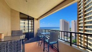 Outdoor dining - Monthly Discovery Bay 2719 Ocean/Sunset/Marina/City Views 1 Bdrm 1 Kng Bed (Honolulu)