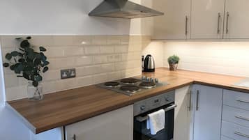 Fridge, oven, stovetop, coffee/tea maker