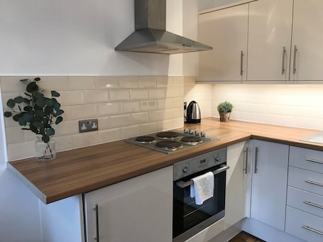 Coffee/tea maker, fridge, oven, stovetop