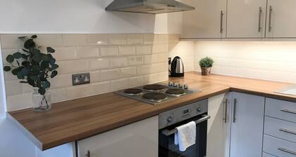 Elegant Modern 1BR Near Center, Trains - 5mn walk