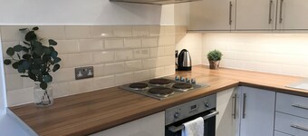 Elegant Modern 1BR Near Center, Trains - 5mn walk