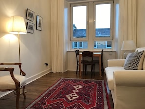 Books - Elegant Modern 1BR Near Center, Trains - 5mn walk (Edinburgh)