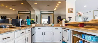 Relax near thrills! Studio vacation home, just 6-min drive to Six Flags Over Tx