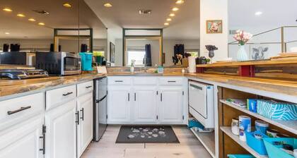 Relax near thrills! Studio vacation home, just 6-min drive to Six Flags Over Tx