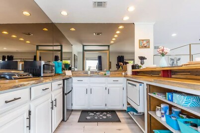 Relax near thrills! Studio vacation home, just 6-min drive to Six Flags Over Tx