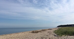 Vlak bij het strand, ligstoelen, strandlakens