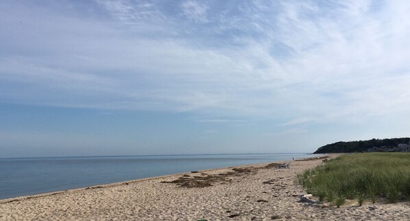Tæt på stranden, liggestole, badehåndklæder