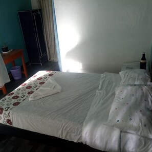 Bureau, rideaux occultants, Wi-Fi gratuit, draps fournis