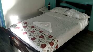 Single Room | Desk, blackout curtains, free WiFi, bed sheets