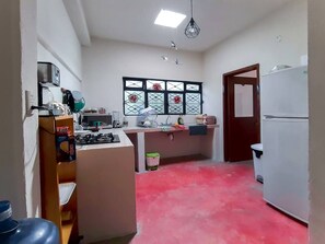 Een koelkast, een magnetron, een kookplaat