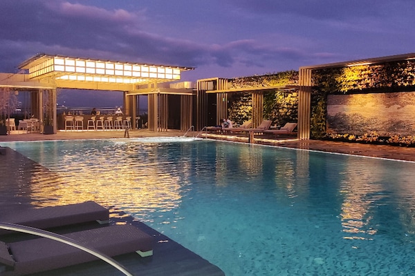 Piscina externa, guarda-sóis, espreguiçadeiras