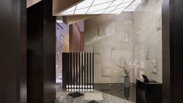 2 restaurantes; se sirve almuerzo y cena; cocina japonesa