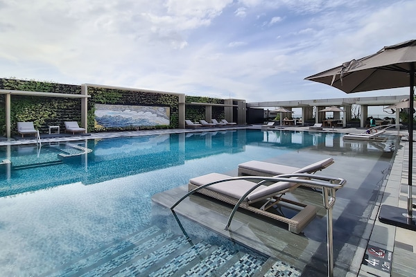 Piscina all'aperto, ombrelloni da piscina, lettini