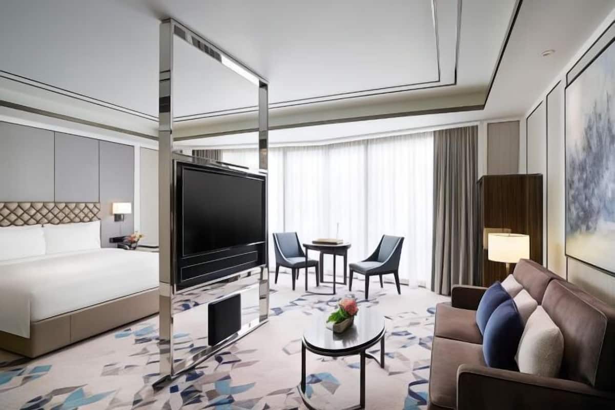 Área de sala de estar | Smart TV de 55 pulgadas con canales por cable y televisión