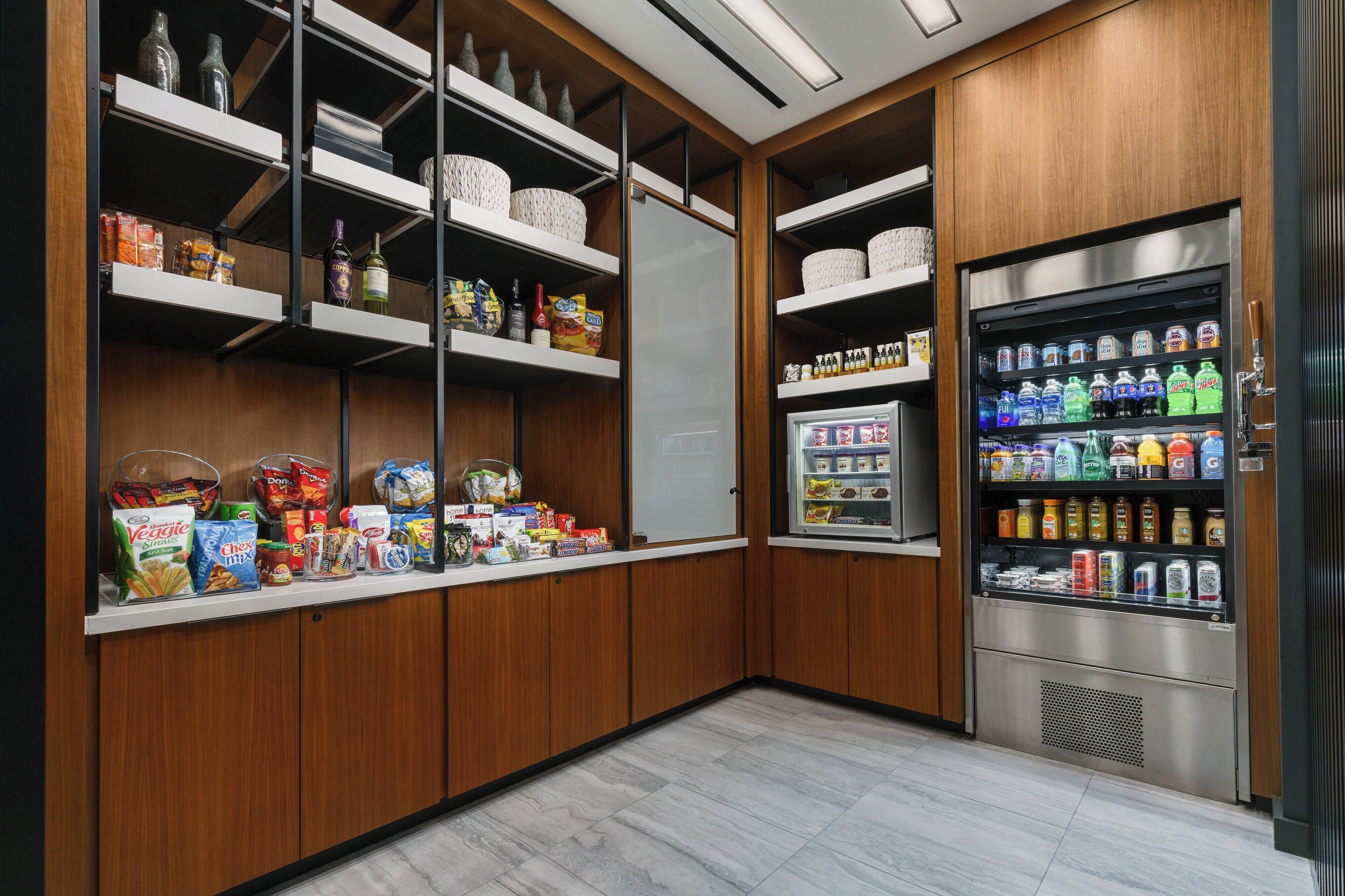 Un garde-manger avec des étagères remplies d’en-cas, de boissons et de condiments.