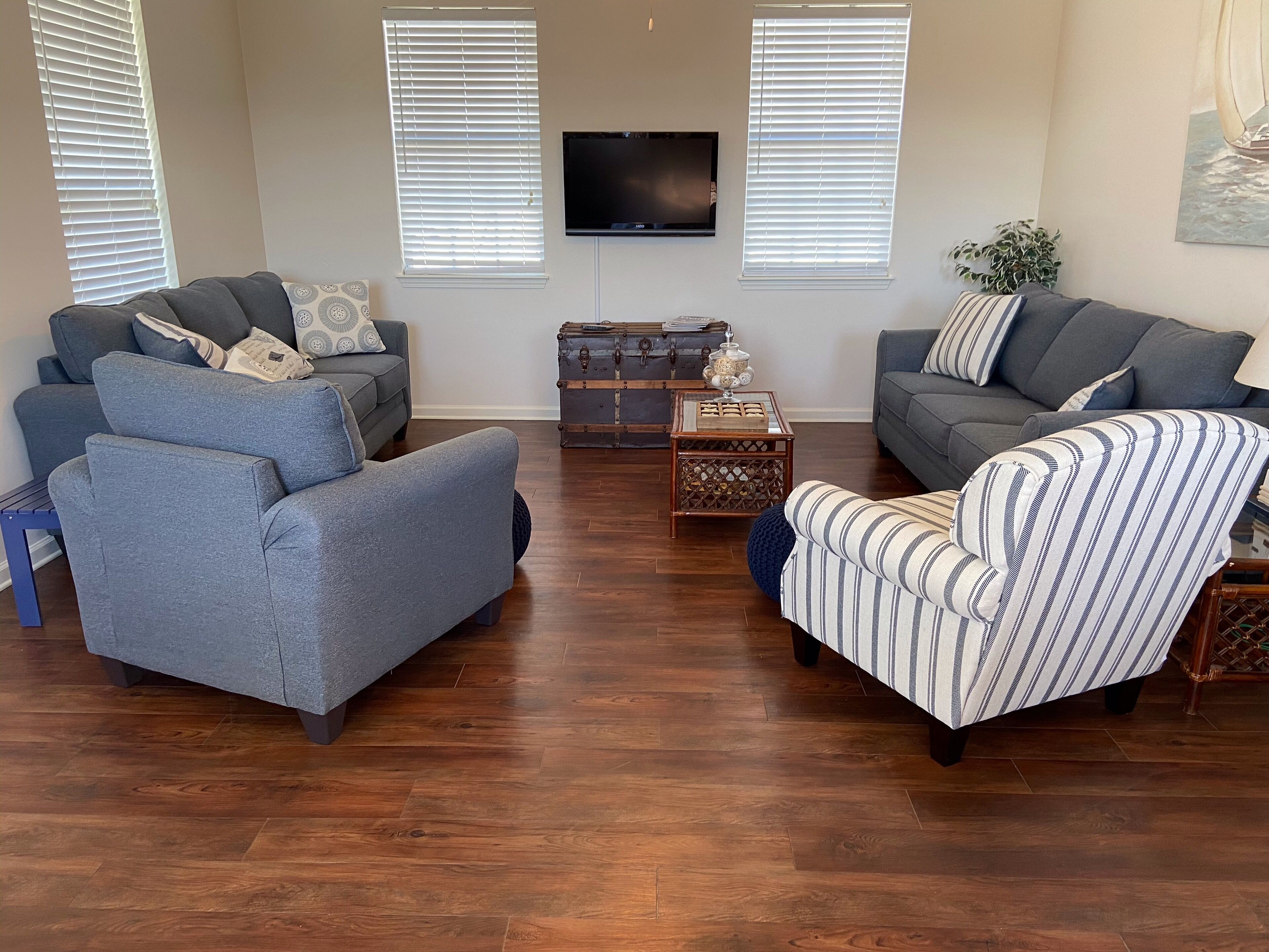 4 minute walk to the Waveland beach!! Pretty 3 bedroom/ 2 bath  beach house.