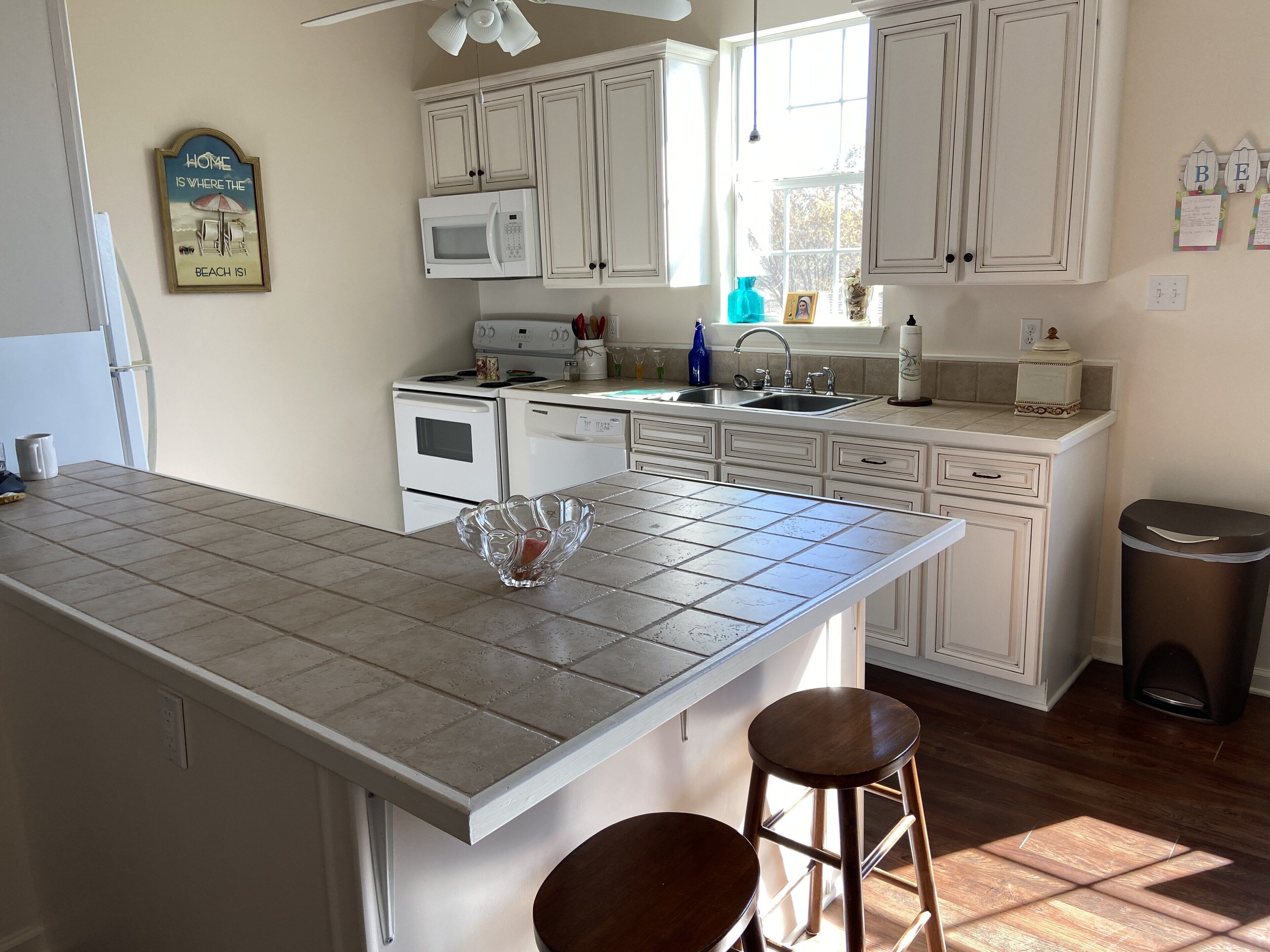 4 minute walk to the Waveland beach!! Pretty 3 bedroom/ 2 bath  beach house.