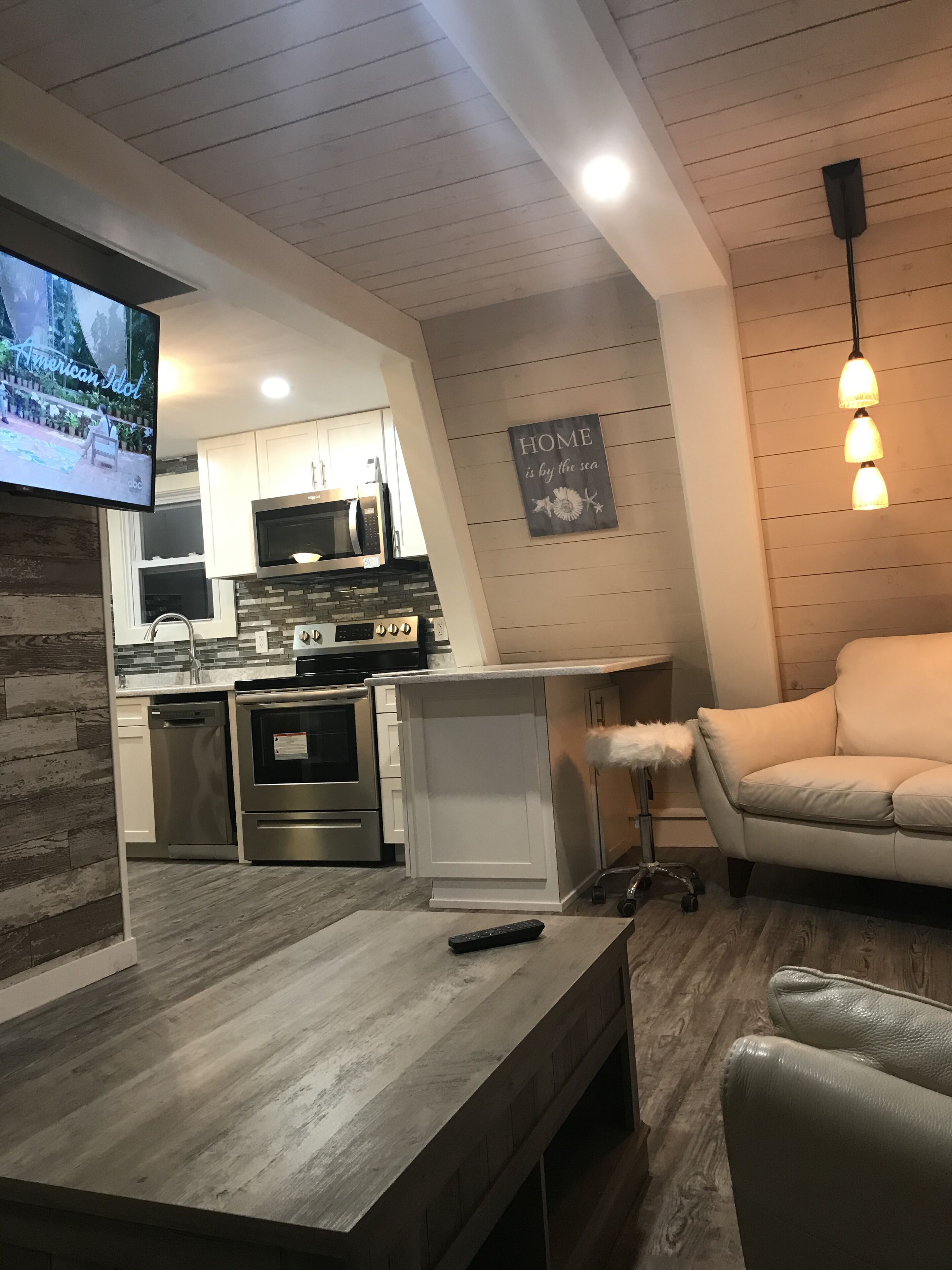 All  Season Rental !!!!!   Newly Renovated; 5 min.Walk to Scarborough beach! 