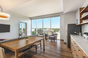 Suite, 1 kingsize bed met slaapbank | Pillowtop-bedden, een kluis op de kamer, een bureau, een laptopwerkplek