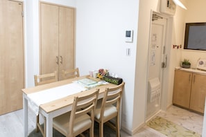 Apartment, 2 Schlafzimmer (301) | Essbereich im Zimmer