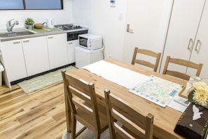 Apartment, 2 Schlafzimmer (401) | Essbereich im Zimmer