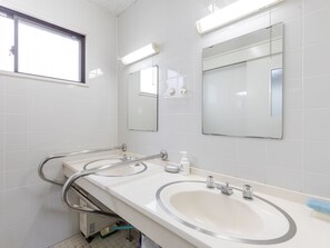 Shared bathroom - OYO Business Kawashima Ryokan Ono (Ono)