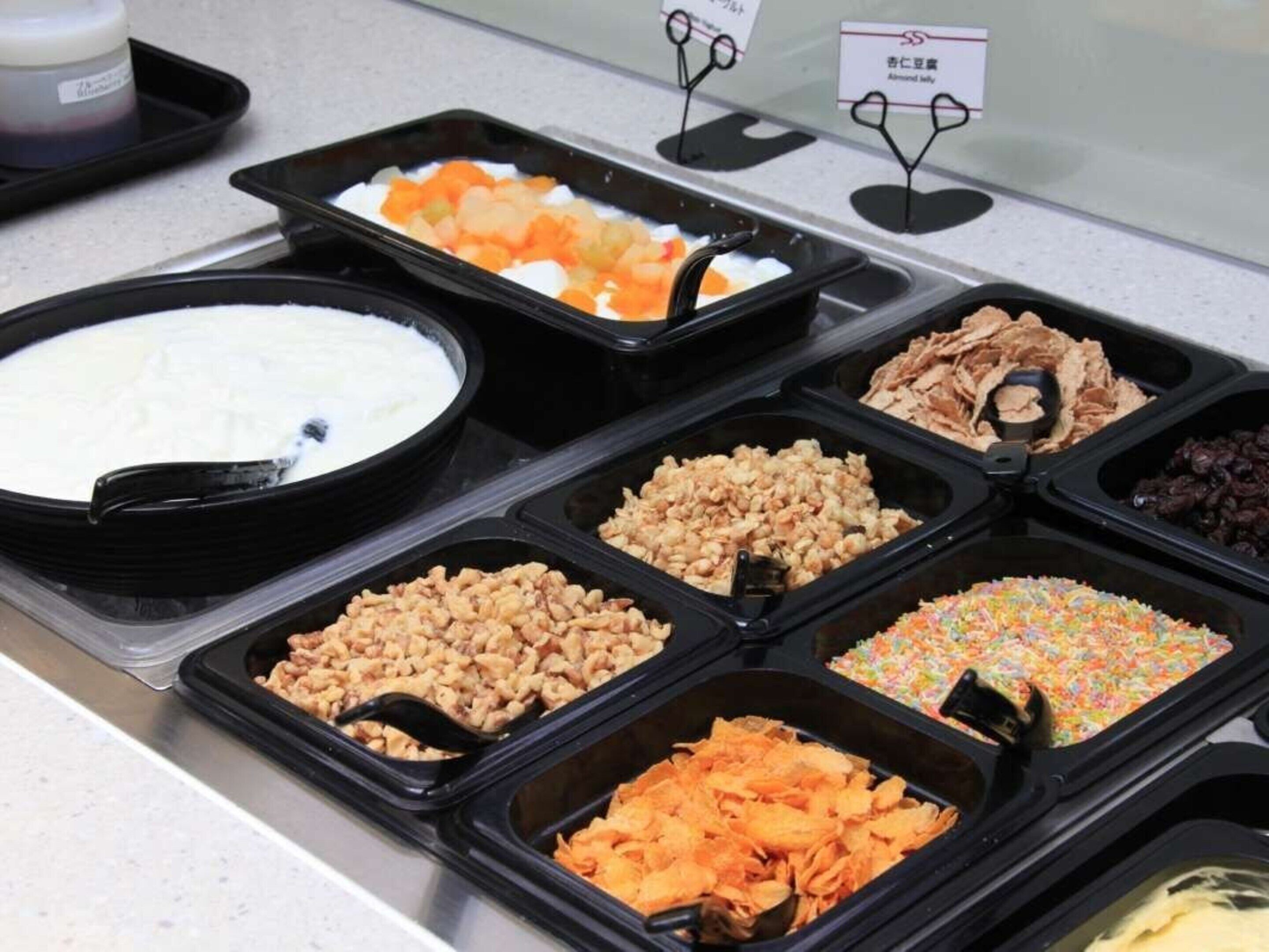 daily buffet breakfast (jpy 2700 per person)