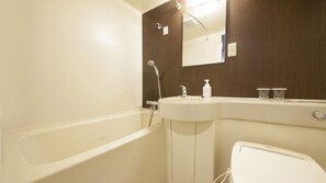 Ensemble douche/baignoire, articles de toilette gratuits, sèche-cheveux