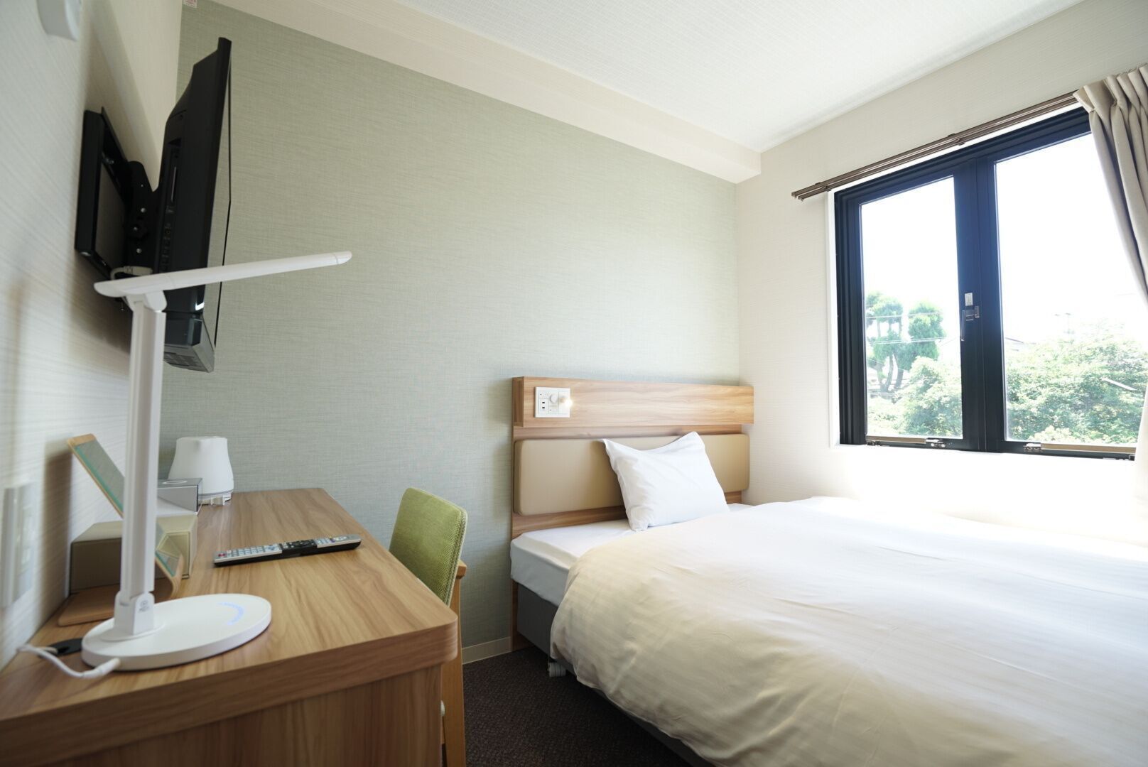 Soundproofing, free WiFi, bed sheets