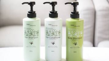 Combined shower/tub, free toiletries, hair dryer, slippers