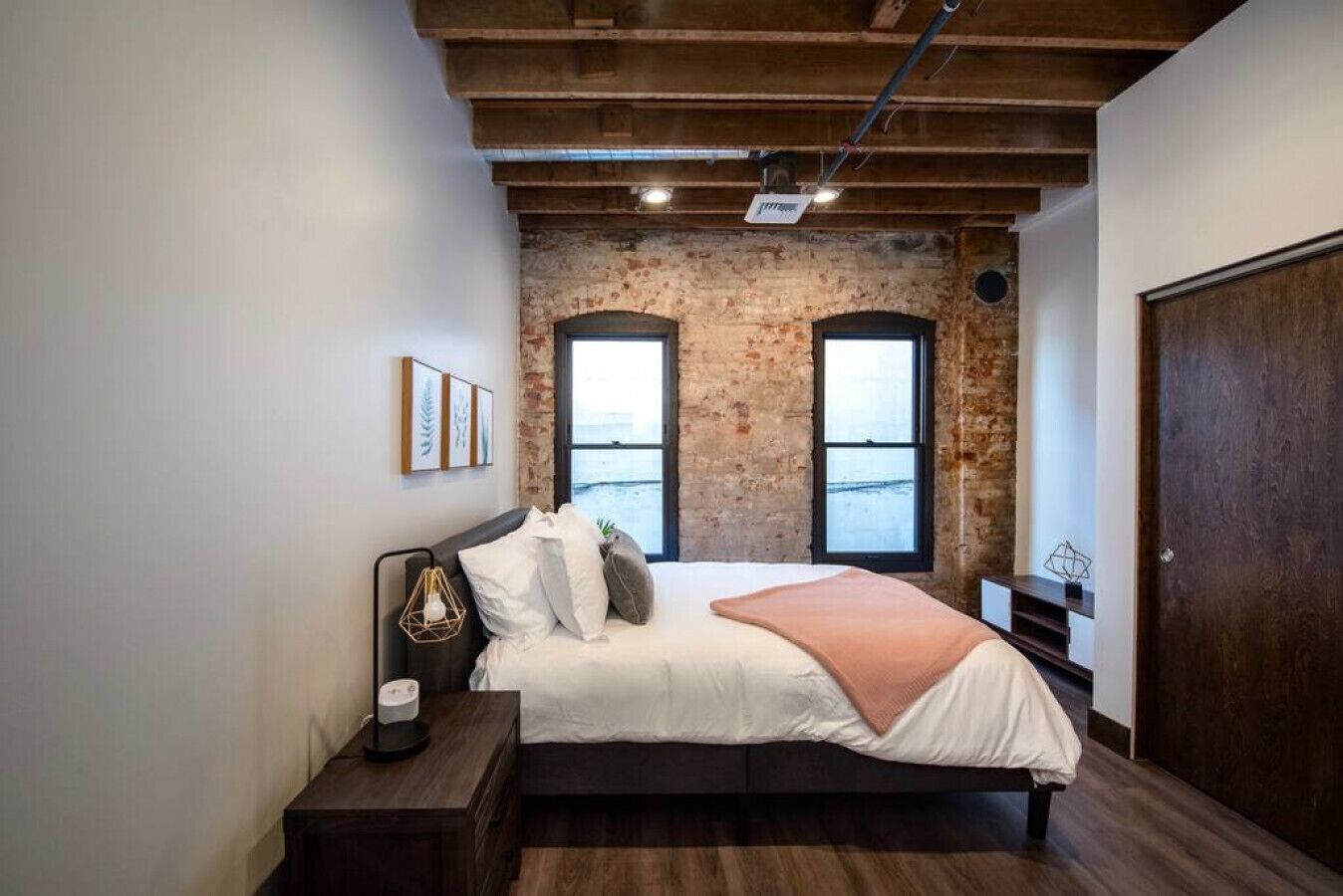 2 makuuhuonetta, työpöytä, silitysrauta/-lauta, Wi-Fi