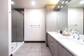 Shower, hair dryer, towels, soap - Historic Downtown Loft  with King Bed and Wifi (Spokane)