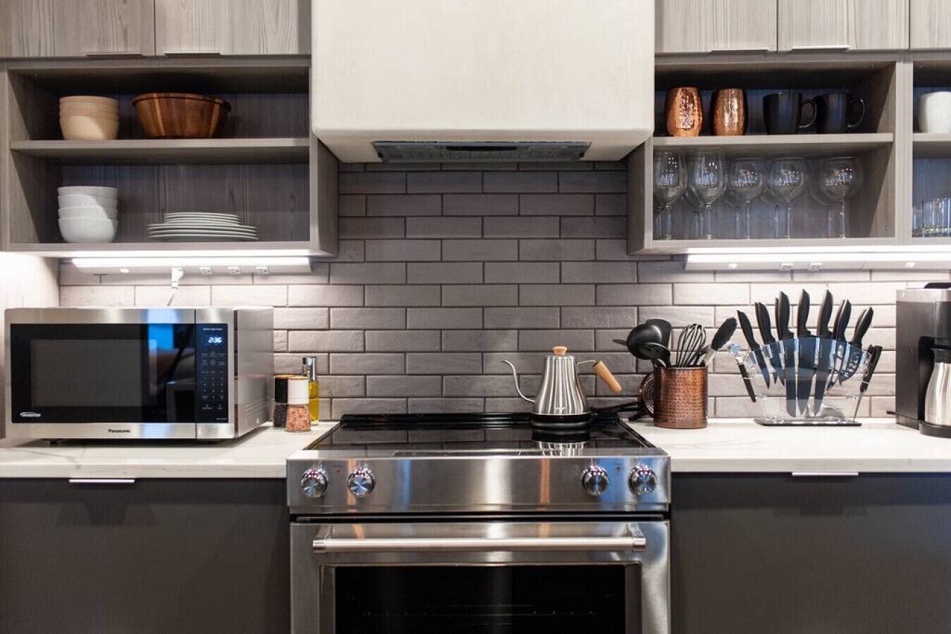 Jääkaappi, mikroaaltouuni, uuni, liesi