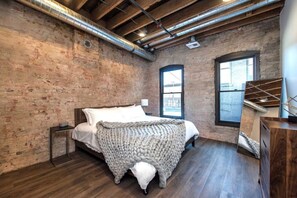 2 bedrooms, desk, iron/ironing board, WiFi