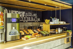 Buffet déjeuner (12 EUR par personne)