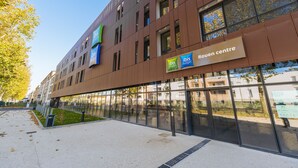 A modern building with large glass windows and a sign indicating it is the 'Ruen centre'. - ibis budget Rouen Centre Rive Gauche (Rouen)