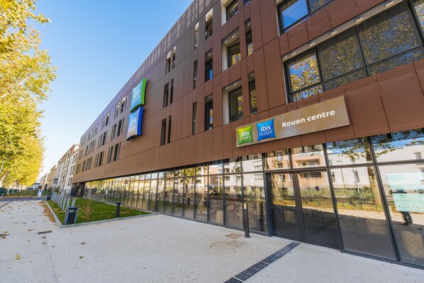 A modern building with large glass windows and a sign indicating it is the 'Ruen centre'. - ibis budget Rouen Centre Rive Gauche (Rouen)