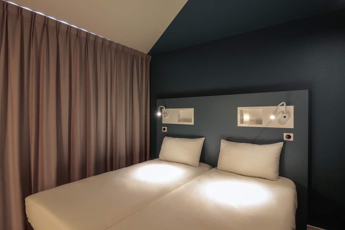 Rideaux occultants, chambres insonorisées, fer et planche à repasser