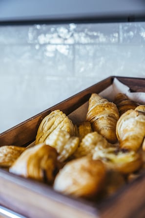 Una bandeja de madera con varios pasteles.