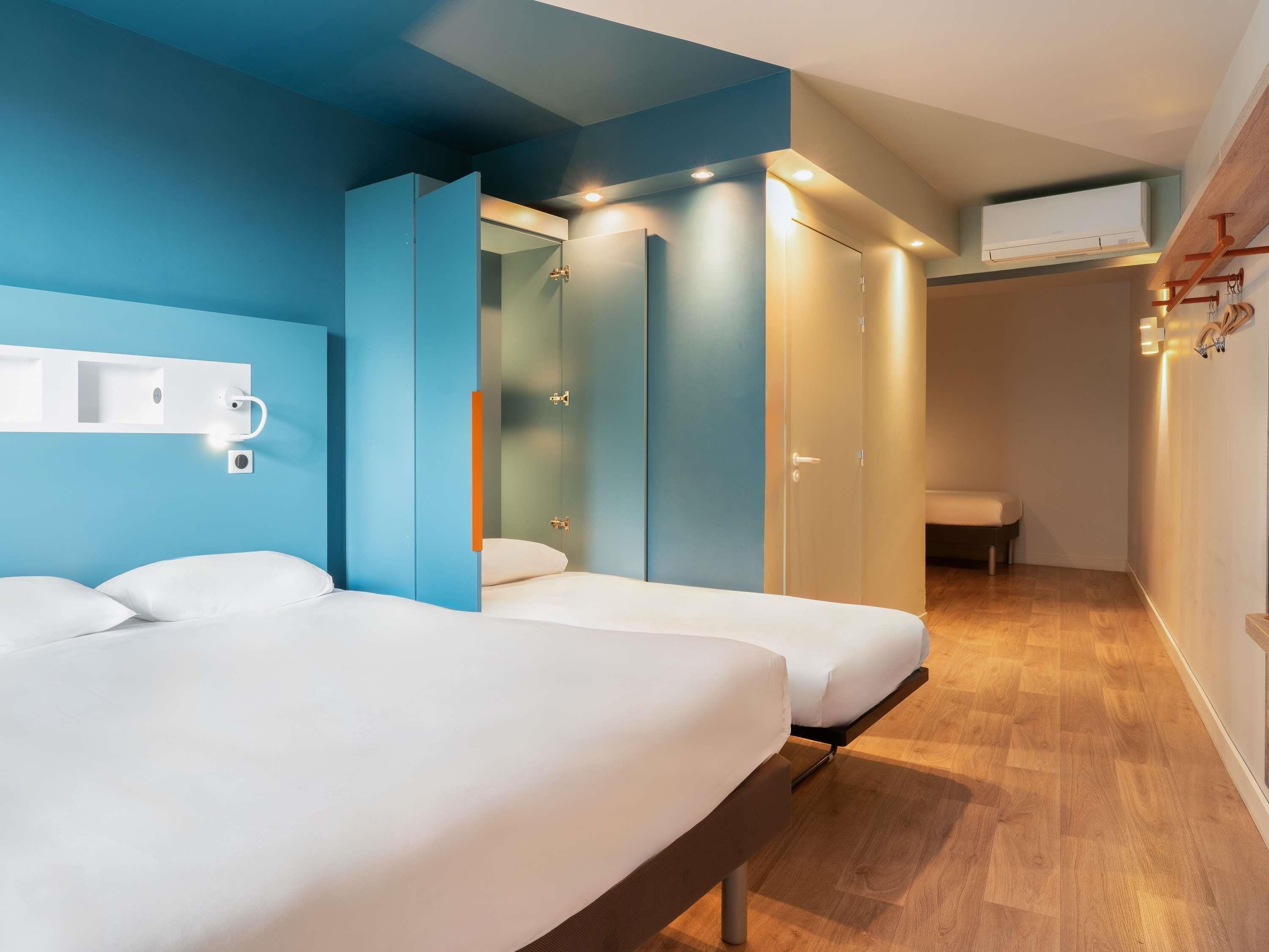 Chambre Famille, 1 lit double et 2 lits simples | Blackout drapes, soundproofing, iron/ironing board (on request)